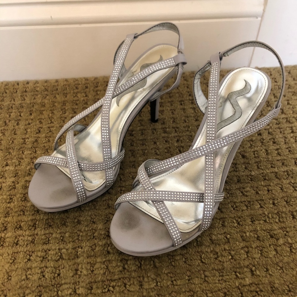 Women’s strappy silver heels!